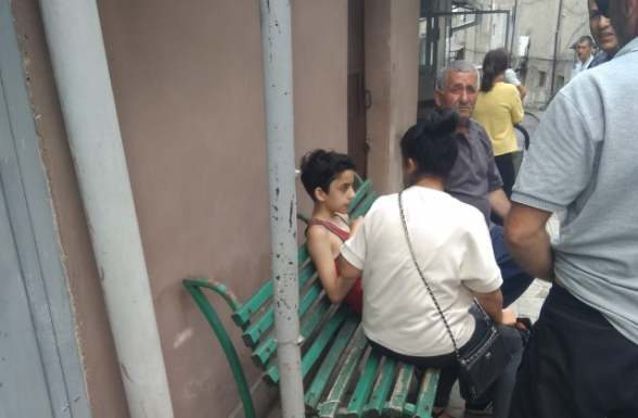 Հոծ բազմության մեջ նկատեցի այս երեխային, ով ուշագնաց էր եղել, և սա արդեն որերորդ միջադեպն է Ստեփանակերտի հերթերում